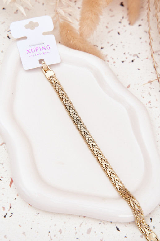 Um bracelete Feminino cor dourada