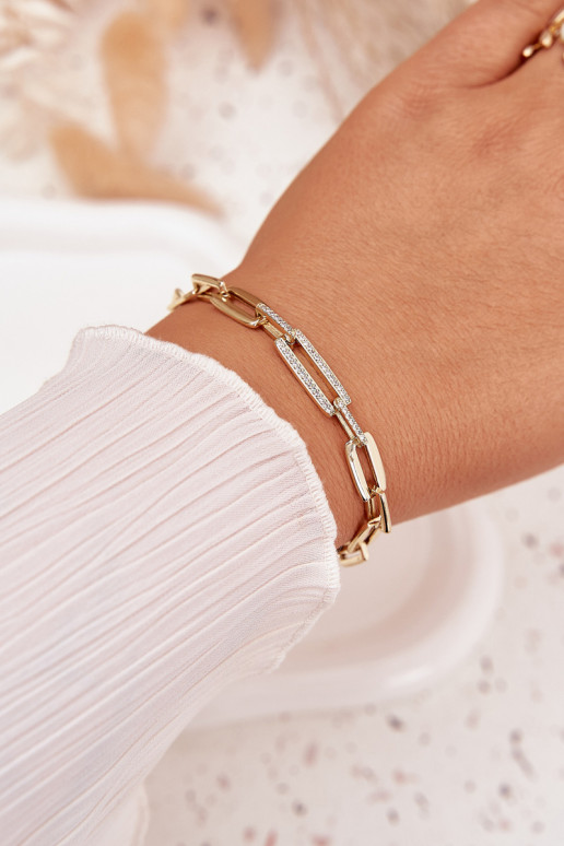 Um bracelete Feminino com correntes Fabricado em aço cirúrgico cor dourada