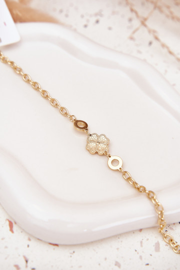 Um braceleteKoniczynką Fabricado em aço cirúrgico cor dourada