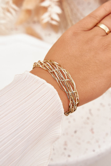 Um bracelete Legal Fabricado em aço cirúrgico cor dourada