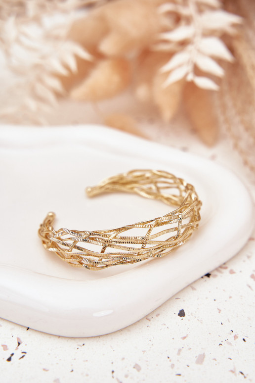 Um bracelete Legal Fabricado em aço cirúrgico cor dourada