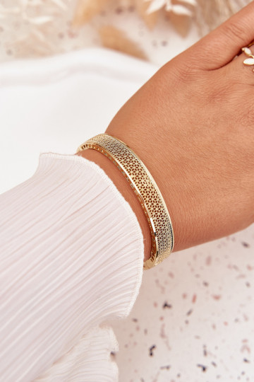 Um bracelete Feminino Legal cor dourada