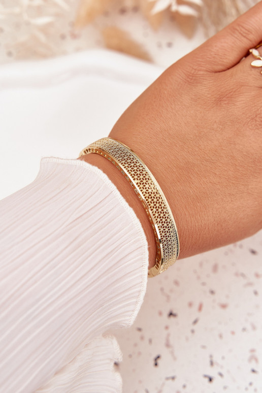 Um bracelete Feminino Legal cor dourada