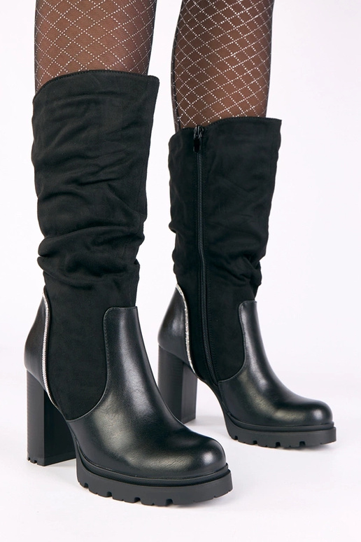 Botas pretas de salto decoradas com...