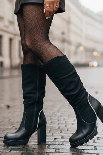 Botas pretas de salto... 2