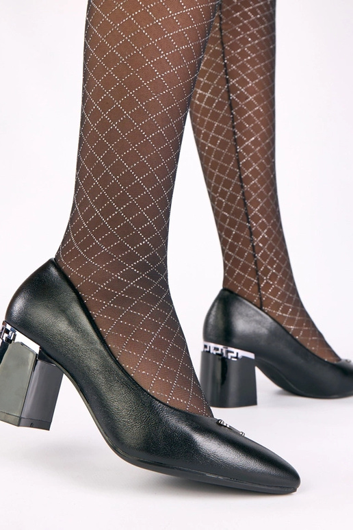 Sapatos pretos com salto decorativo...