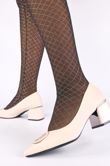 Sapatos femininos de salto em cor areia adornados com zircônias Merla