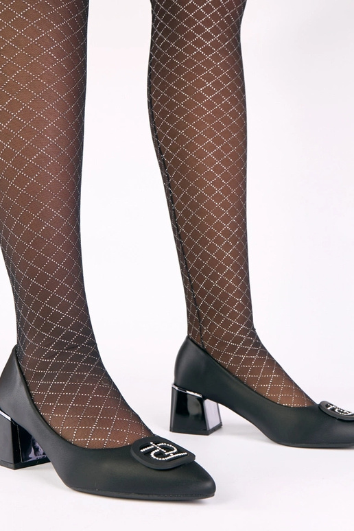 Sapatos femininos de salto em preto...