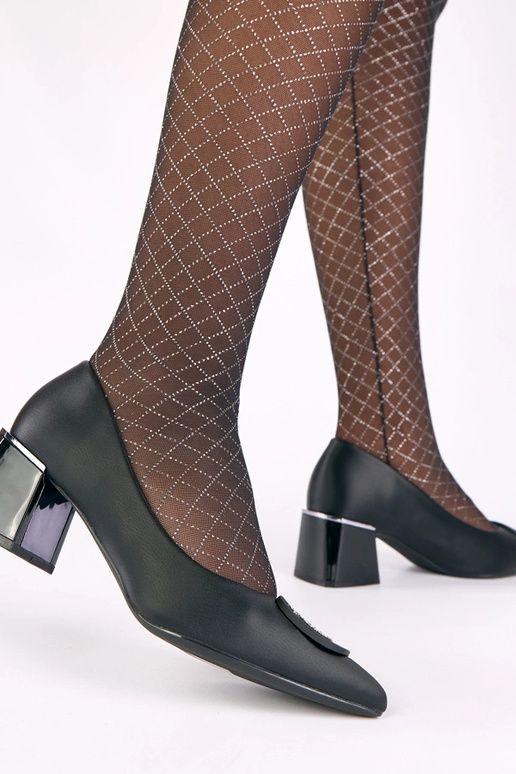 Sapatos femininos de salto em preto...