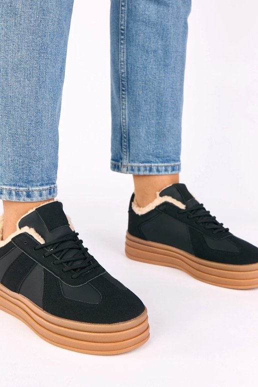 Ténis femininos em preto forrados com...