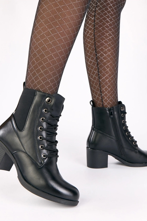 Botins pretos de salto com elástico...