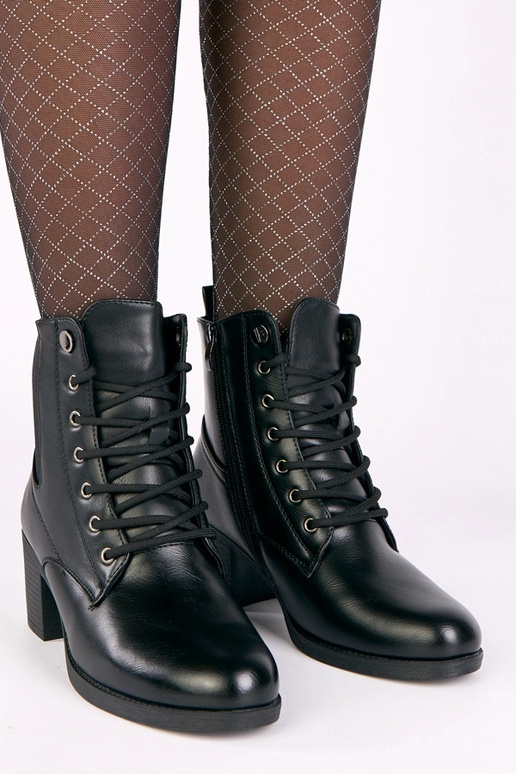 Botins pretos de salto com elástico...