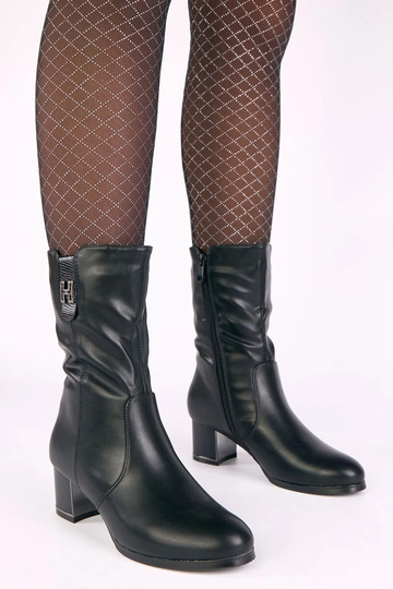 Botins pretos aquecidos de salto com zircônias Gusta
