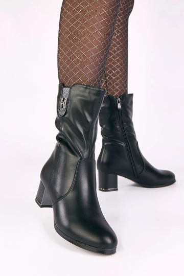 Botins pretos aquecidos de salto com zircônias Gusta 2