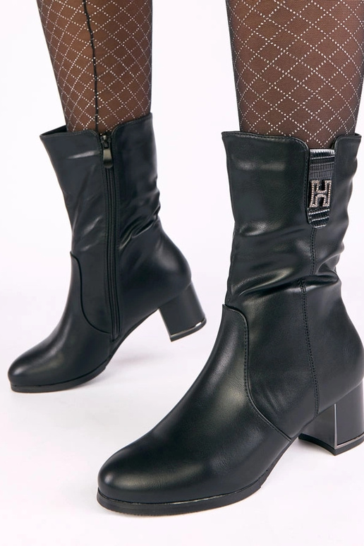 Botins pretos aquecidos de salto com...