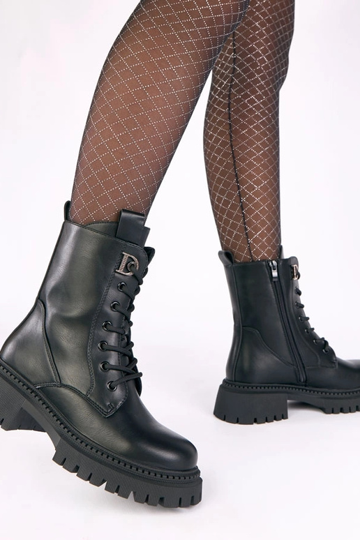 Botas pretos de plataforma adornados...