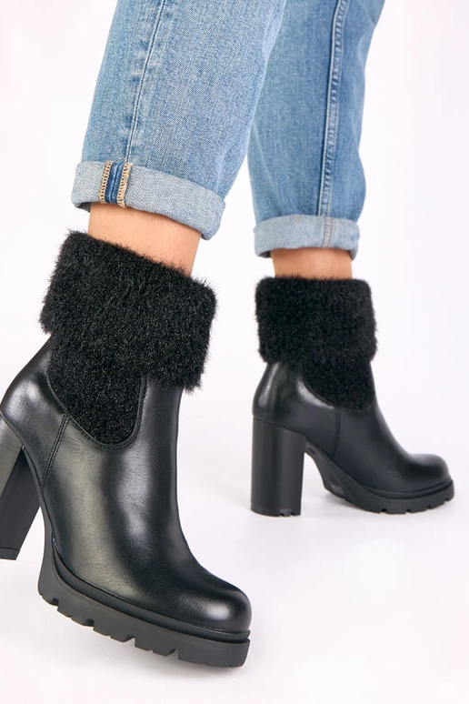 Botas pretas de salto com cano...