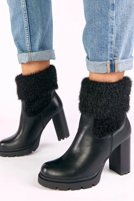 Botas pretas de salto com cano...