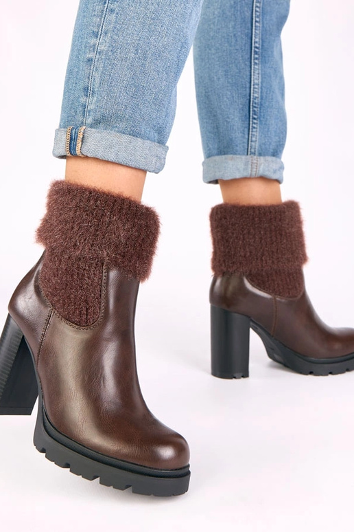 Botas marrons de salto com cano...