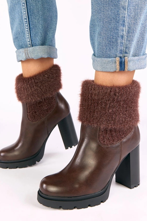 Botas marrons de salto com cano...