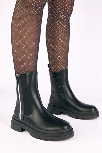 Botas pretas de plataforma...