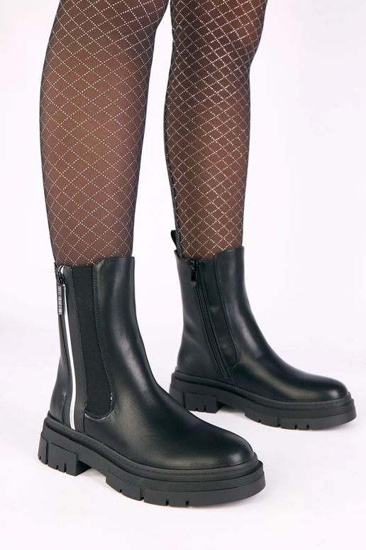 Botas pretas de plataforma com zíper...