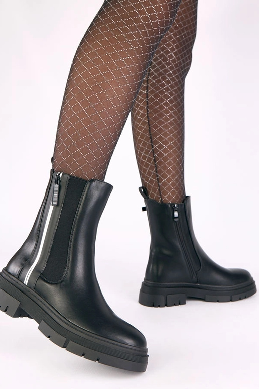 Botas pretas de plataforma com zíper...