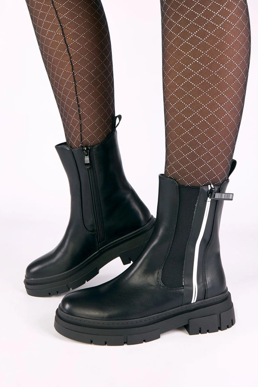 Botas pretas de plataforma com zíper...