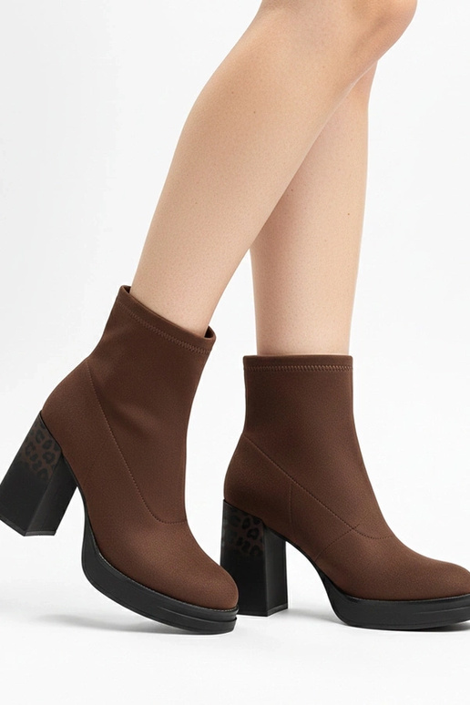 Botins marrons de salto com estampa...