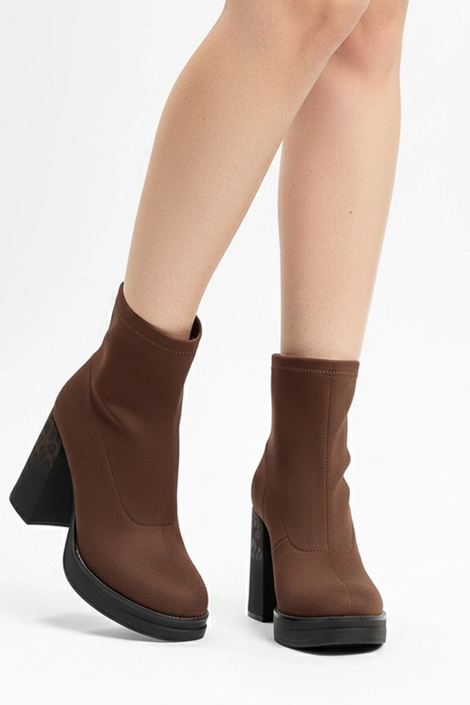 Botins marrons de salto com estampa...