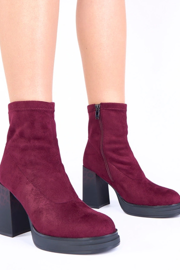 Botins violetas de salto com estampa de leopardo Delora