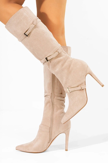 Botas longas em tom areia de salto fino com fivelas decorativas Sadie