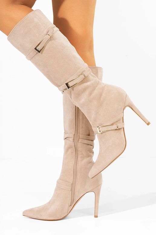 Botas longas em tom areia de salto...