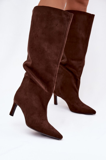 Botas de cano longo femininas em camurça sintética, modelo slip-on com saltos finos, na cor chocolate Phelin 2