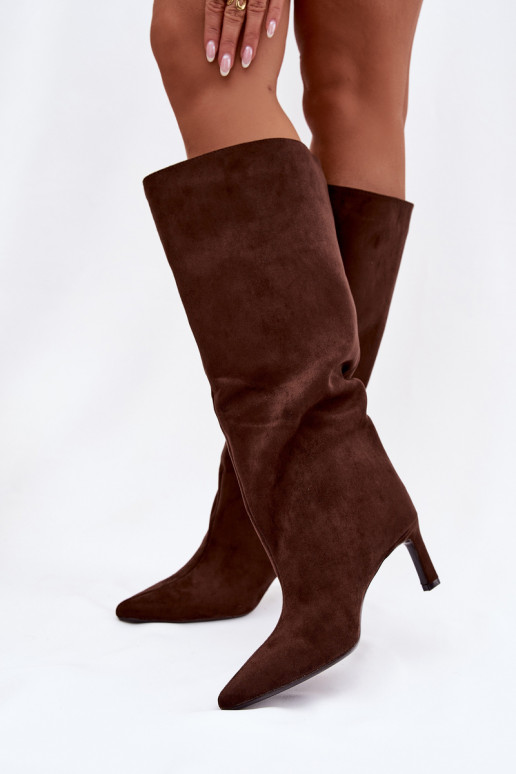 Botas de cano longo femininas em camurça sintética, modelo slip-on com saltos finos, na cor chocolate Phelin