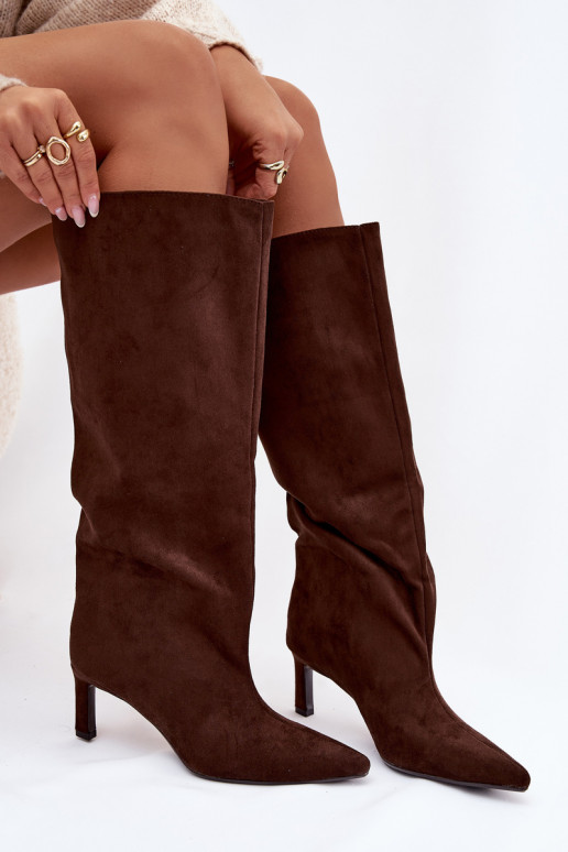 Botas de cano longo femininas em camurça sintética, modelo slip-on com saltos finos, na cor chocolate Phelin