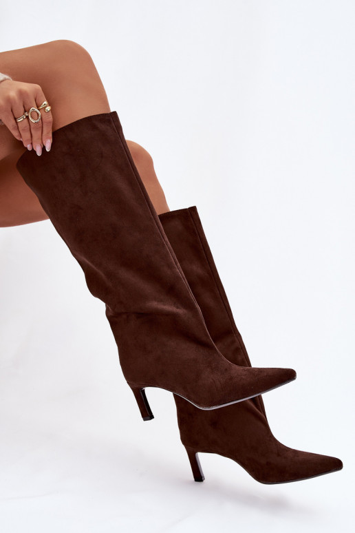 Botas de cano longo femininas em camurça sintética, modelo slip-on com saltos finos, na cor chocolate Phelin