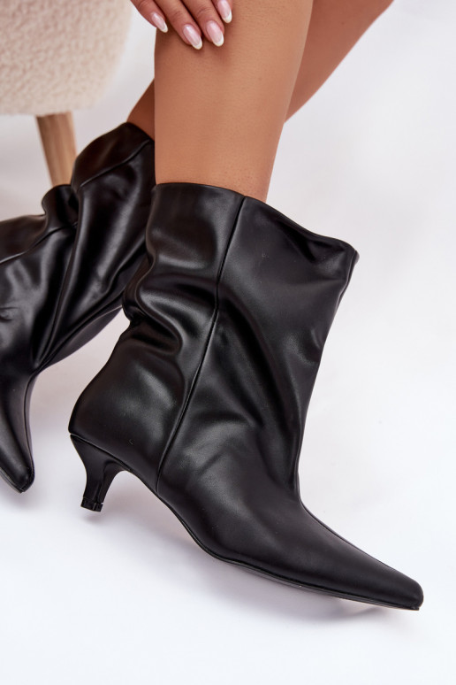 Um modelo atraente Botas femininas De salto baixoLuźną CholeParaką cor preta Jessalia