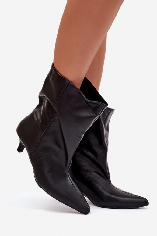 Um modelo atraente Botas femininas De salto baixoLuźną CholeParaką cor preta Jessalia