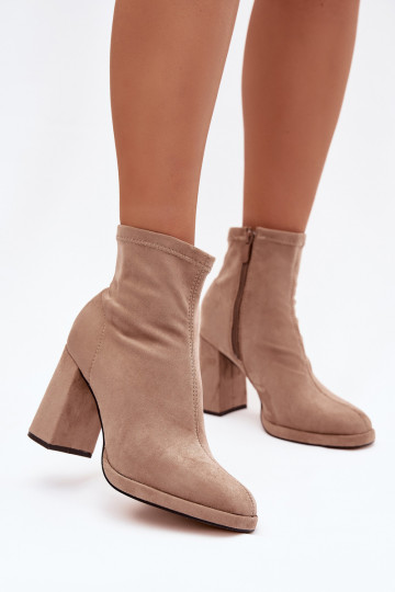 Botas de cano curto femininas em tom areia de camurça sintética com saltos Karvella 2