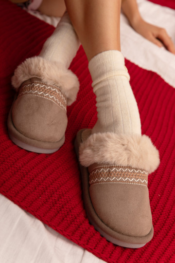 Chinelo feminino Devianne cor caqui com pelúcia e bordado