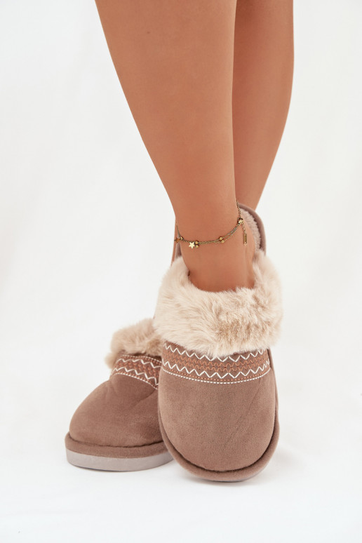 Chinelo feminino Devianne cor caqui com pelúcia e bordado