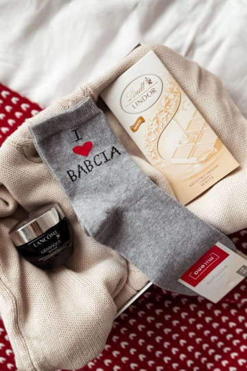 Meias femininas com a inscrição "I Love Babcia" na cor cinza