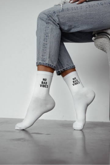 Meias femininas com a inscrição "NO BAD VIBES" na cor branca