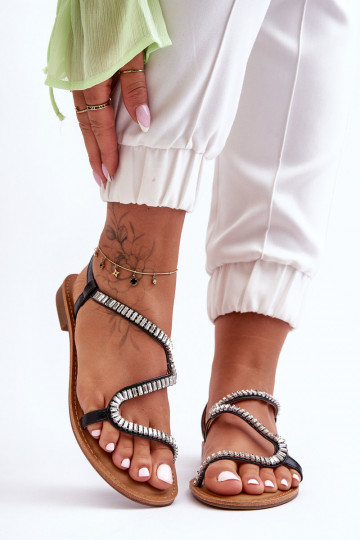 Chinelas femininas slip-on com detalhes bonitos na cor preta Hayen