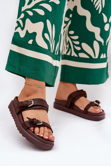 Chinelas femininas com plataforma e fivelas douradas na cor marrom INernone 2