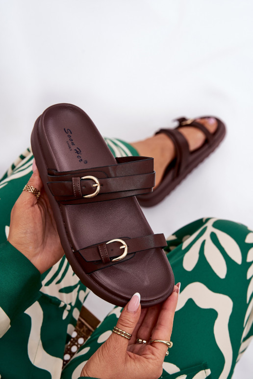 Chinelos femininos com uma plataforma Ze cor douradami com fivelasmi cor marrom EMernone