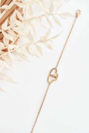 Um bracelete Com corações cor dourada 2