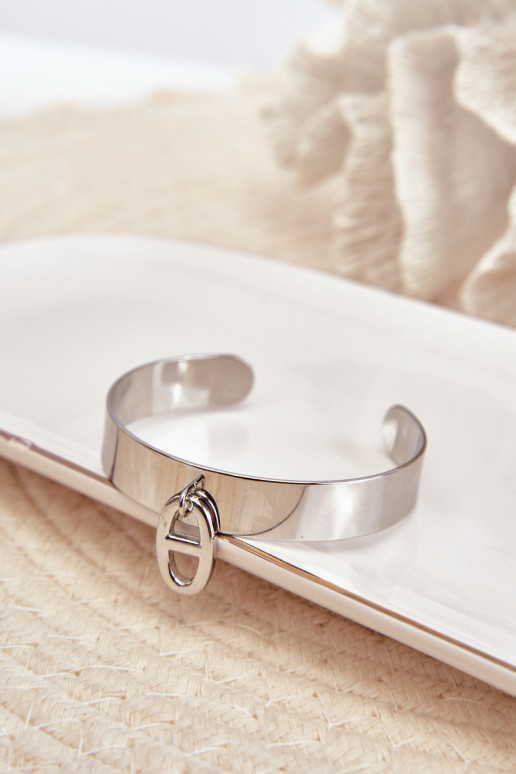 Um bracelete com enfeites Stal NierdzeParana cor prata