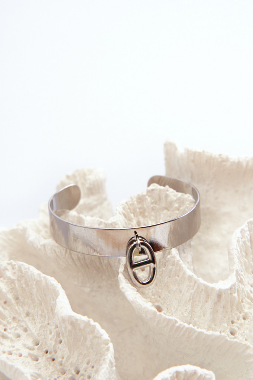 Um bracelete com enfeites Stal NierdzeParana cor prata